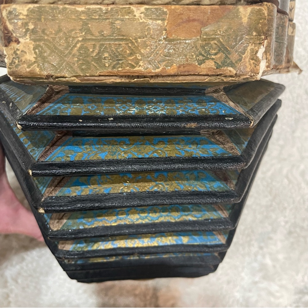 Antique wooden and paper accordion - non working / decorative. - Picture 6 of 9